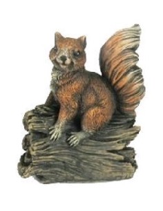 FIGURA ARDILLA SOBRE TRONCO